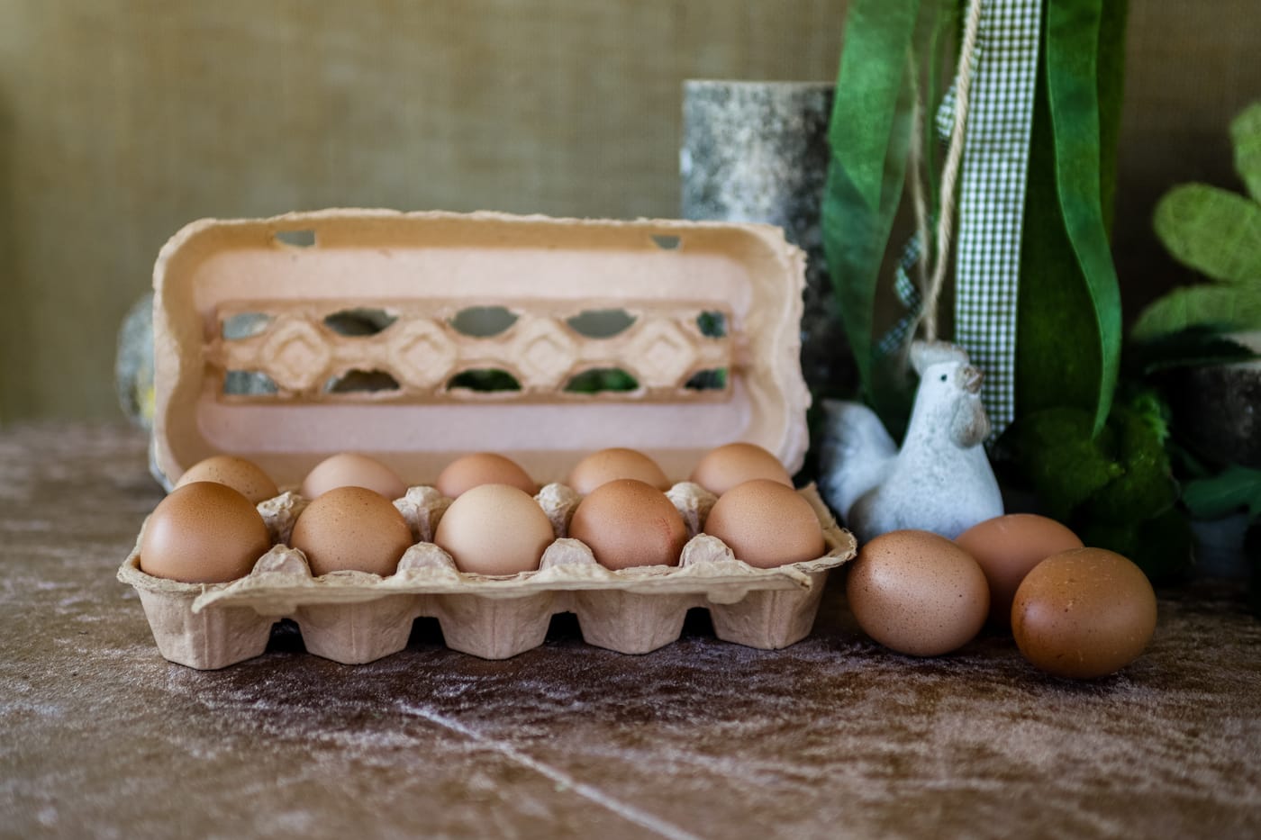 Frische Eier im Eierkarton, liebevoll dekoriert