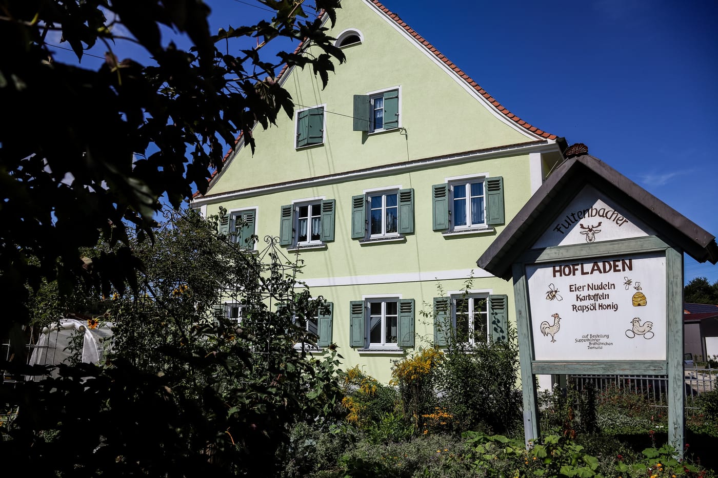 Das Wohnhaus der Familie Käsbohrer in Fultenbach mit dem Hofladen-Schild davor