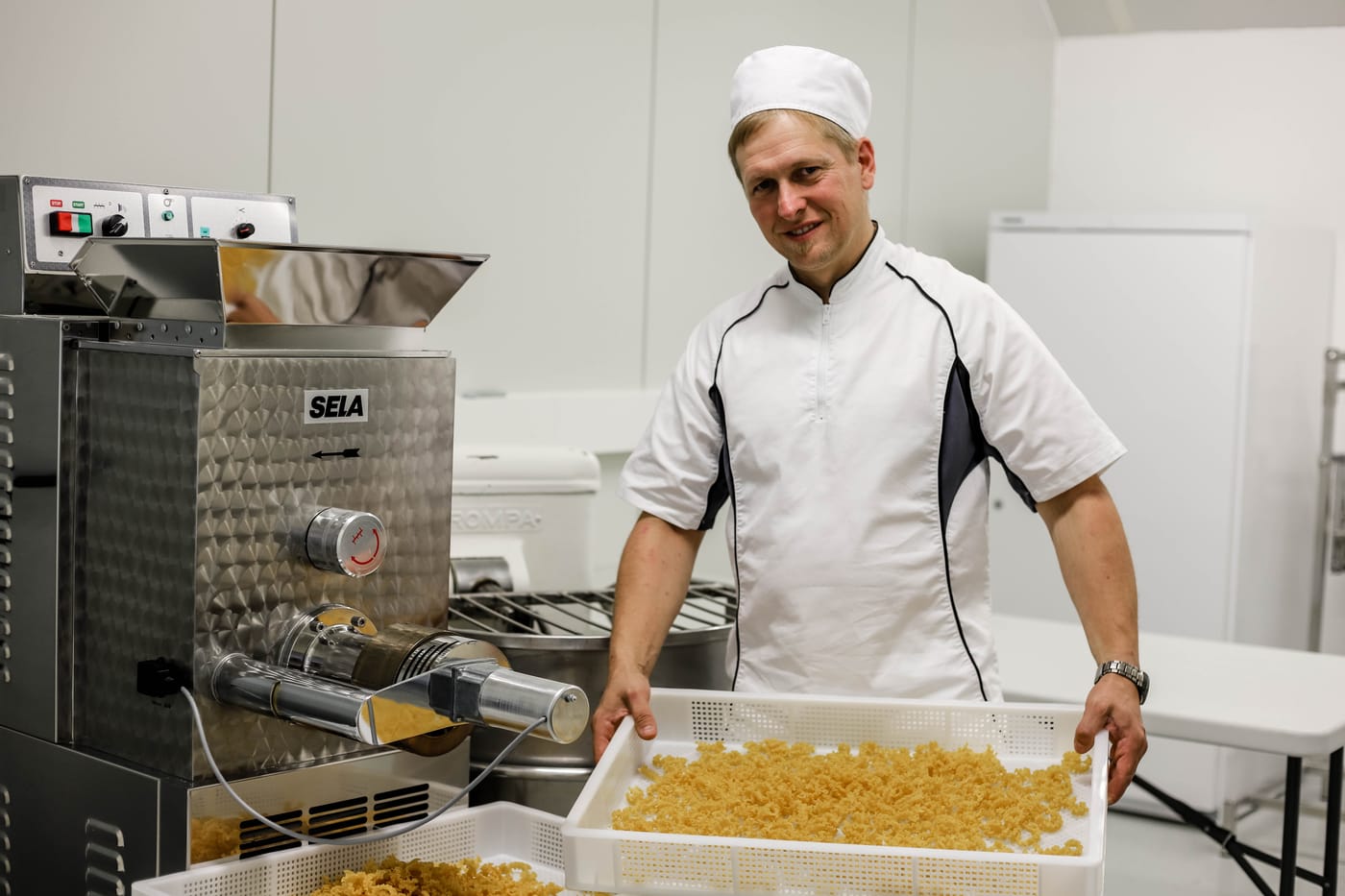 Martin Käsbohrer mit einem Blech frisch hergestellter Nudeln
