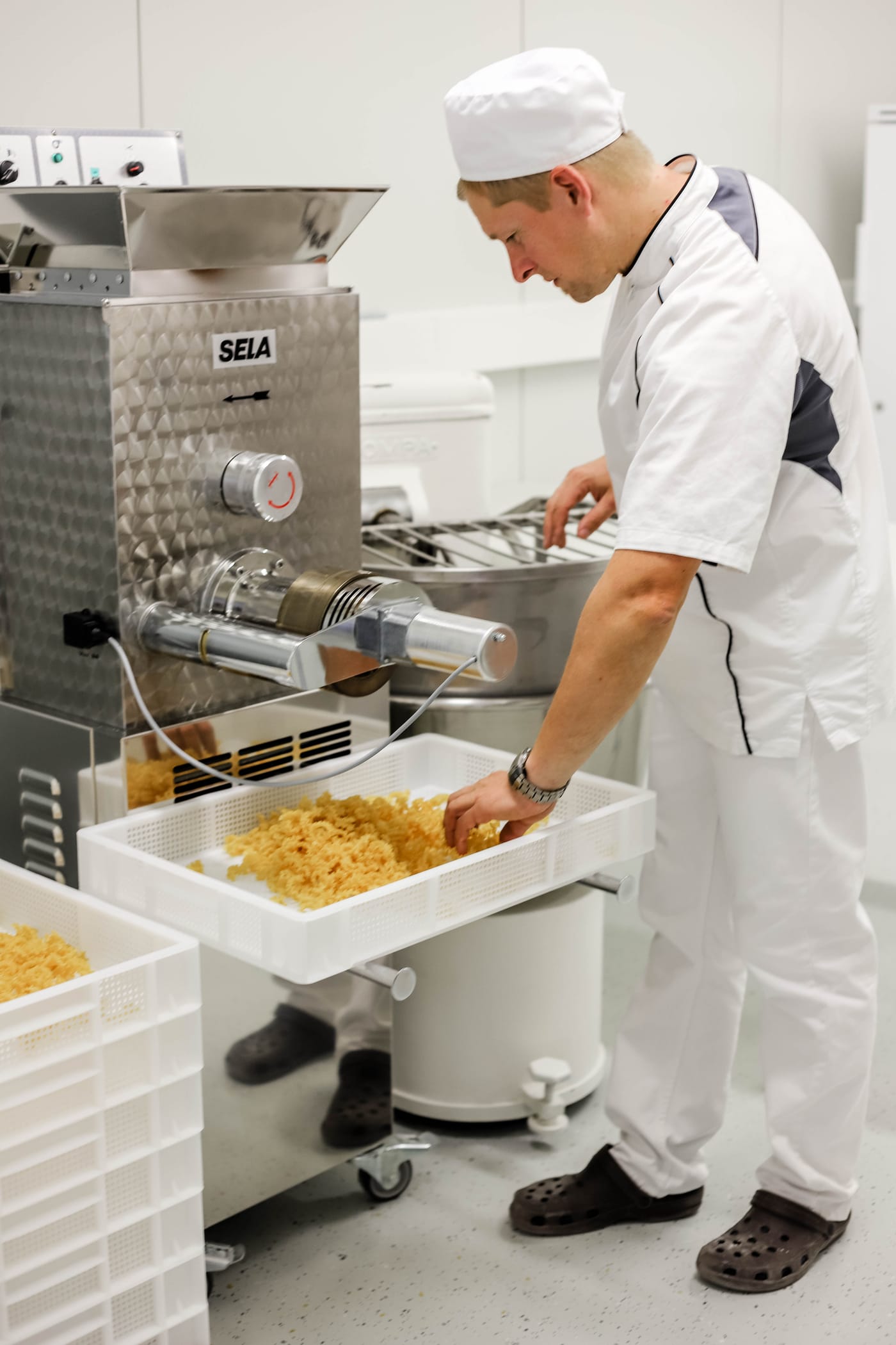 Martin Käsbohrer an der Nudelmaschine in der hofeigenen Produktion