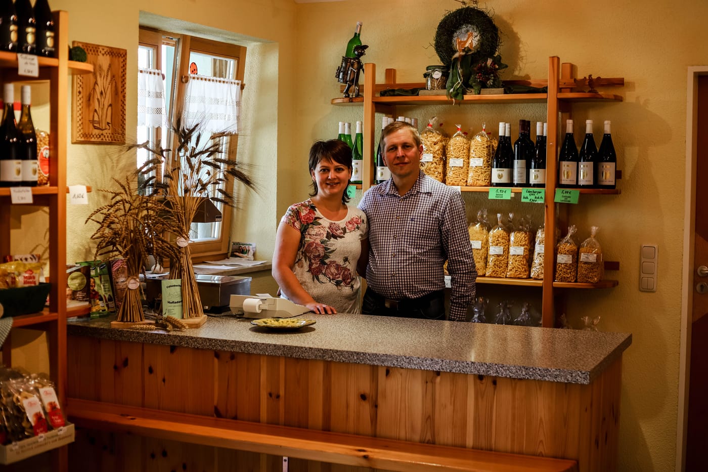 Martin und Marion Käsbohrer im Verkaufsraum ihres Hofladens