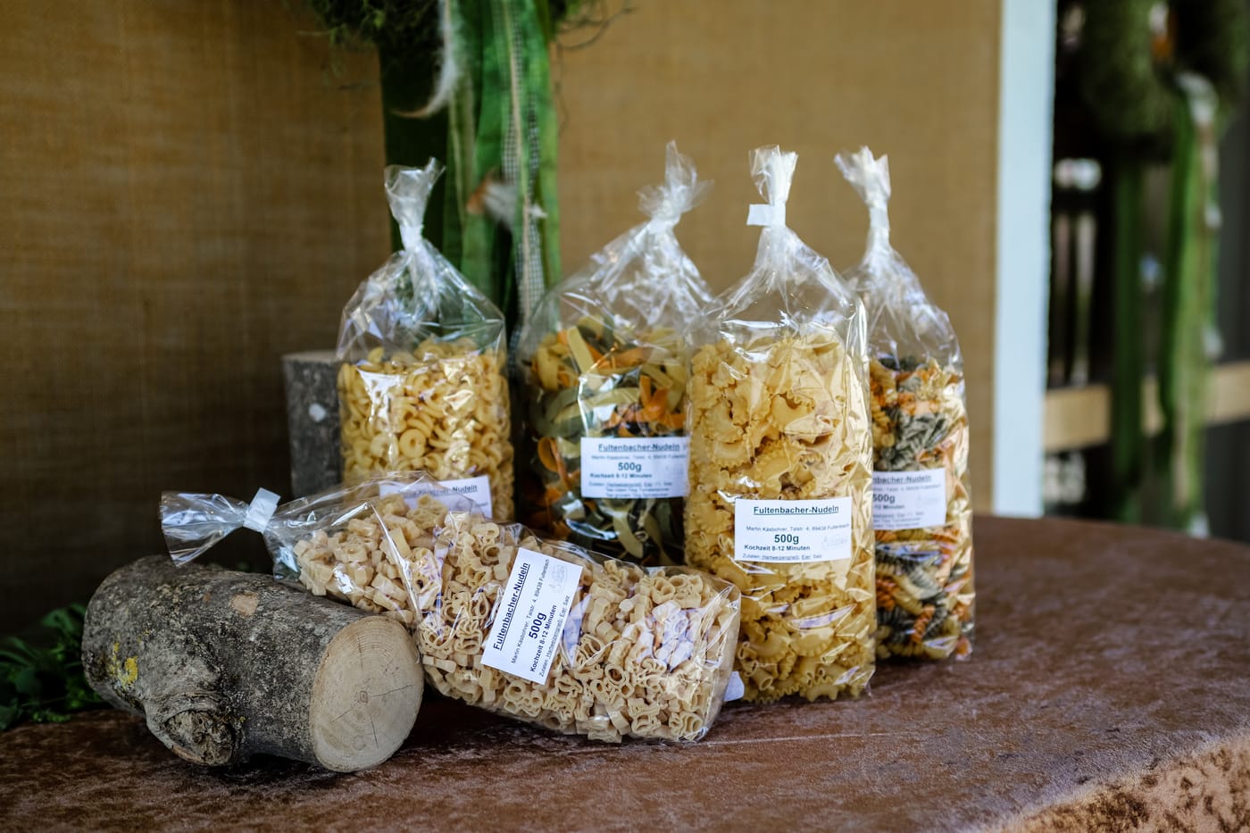 Fertig verpackte Nudeln aus der hofeigenen Produktion in verschiedenen Sorten